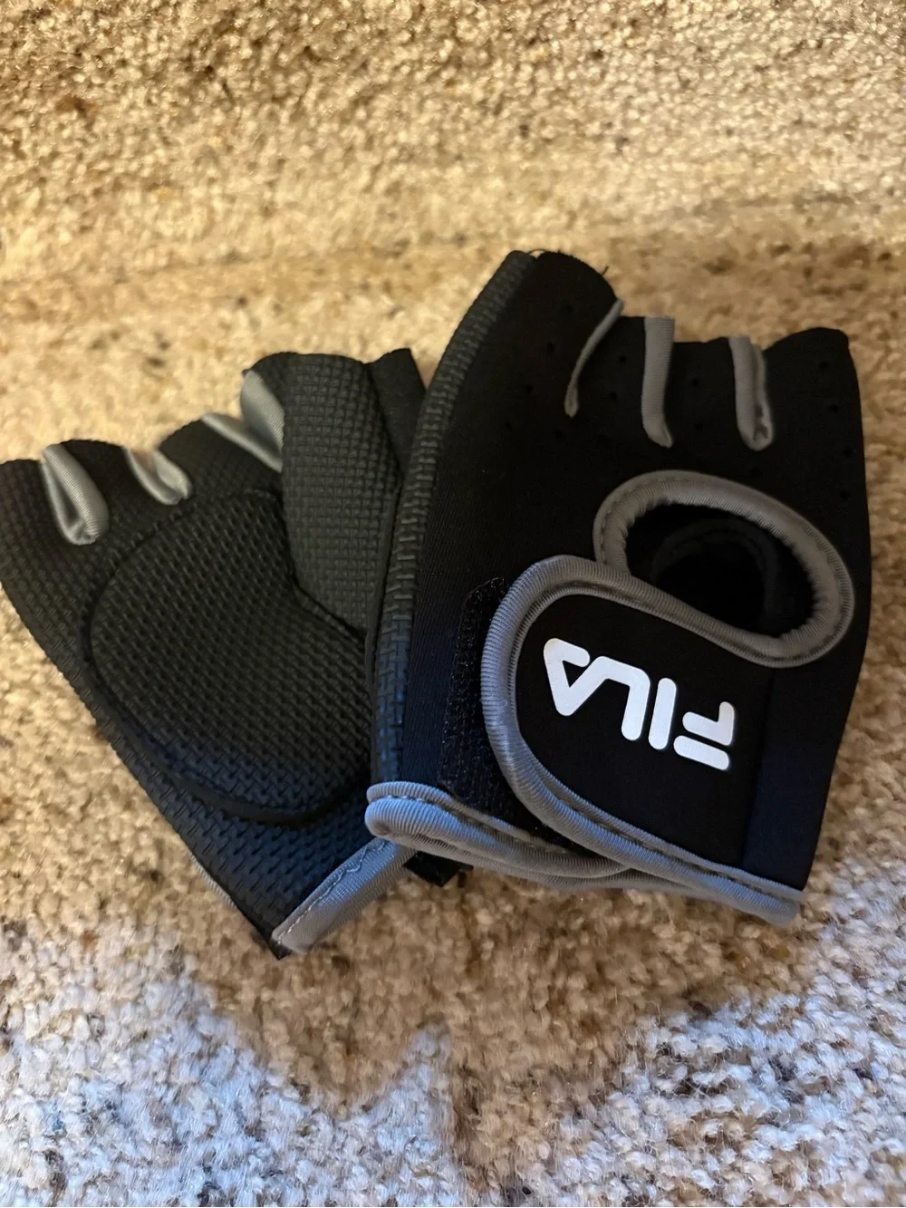 Fila new women’s workout gloves. Size small/medium